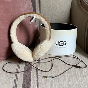 UGG Genuine sheepskin earmuffs with built-in headphones
